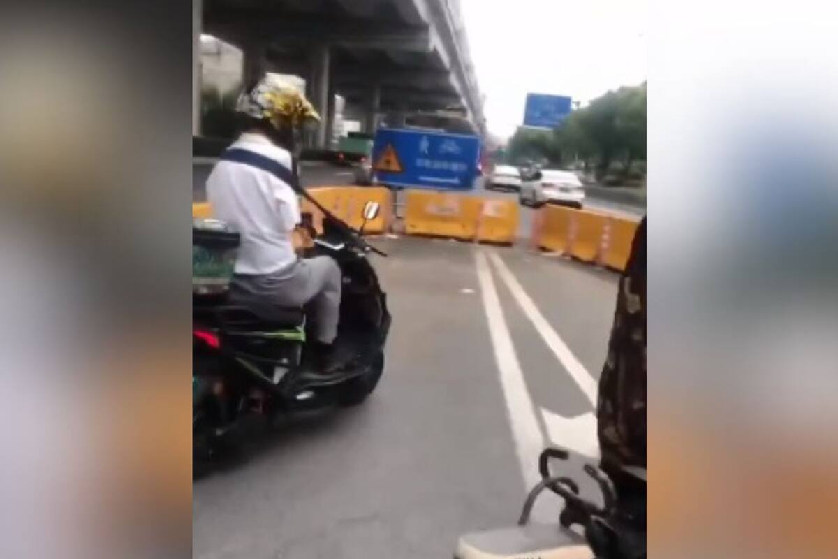 Video viral: Captan a persona sin brazos manejando una motocicleta