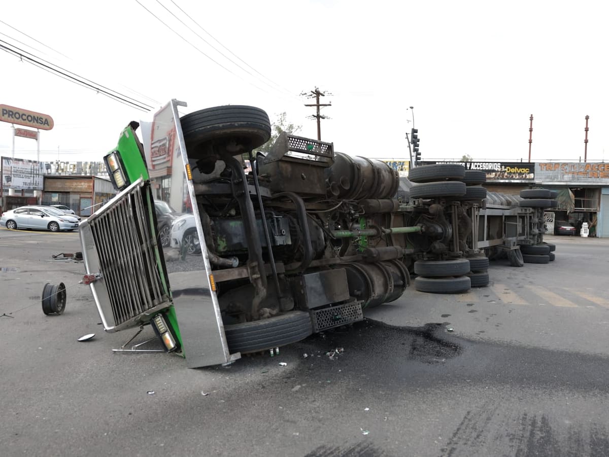 Alrededor de las 15:00 horas se reportó la volcadura en el cruce con la avenida Ignacio Zaragoza, a la altura de la entrada al ejido Puebla. Foto: Javier Gallegos