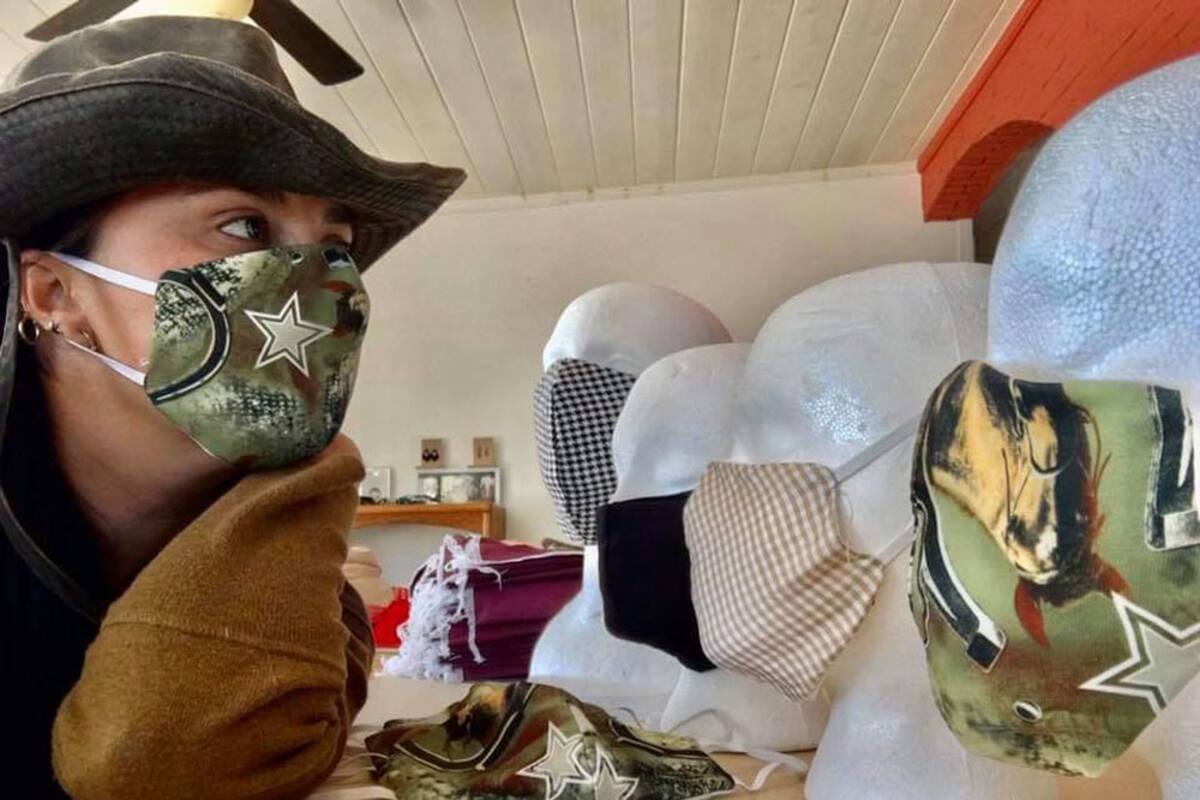 Regalan mujeres y OSC's en Santa Anita cubre bocas a pobladores