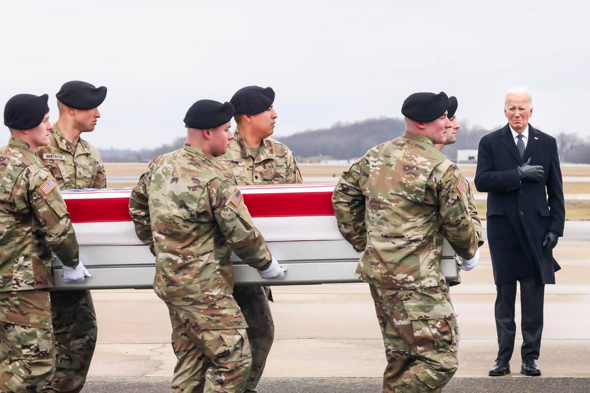 Joe Biden recibe los féretros de tres militares estadounidenses muertos en el ataque en Jordania