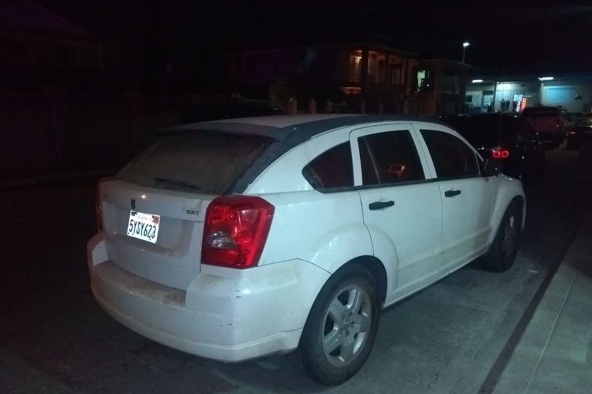 Ejecutan a hombre en un auto, en Tecate