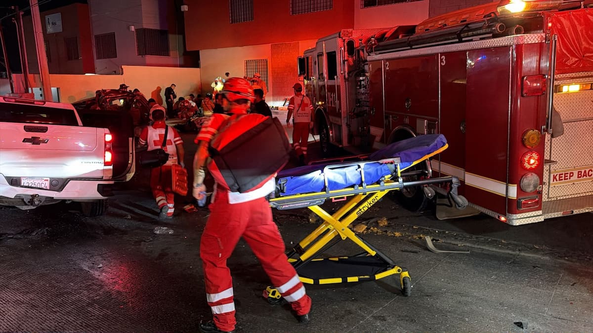 Nueve vehículos estuvieron involucrados en una colisión sobre el bulevar Héctor Terán Terán; cuatro menores fueron reportados con lesiones de gravedad. Foto: Cortesía / Border Zoom