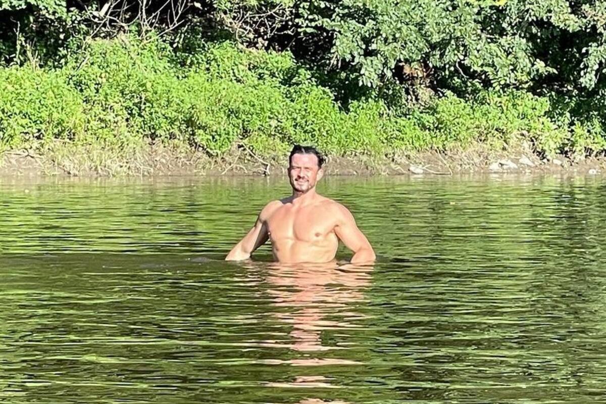 Orlando Bloom nada desnudo y enloquece a sus fans con sus fotos