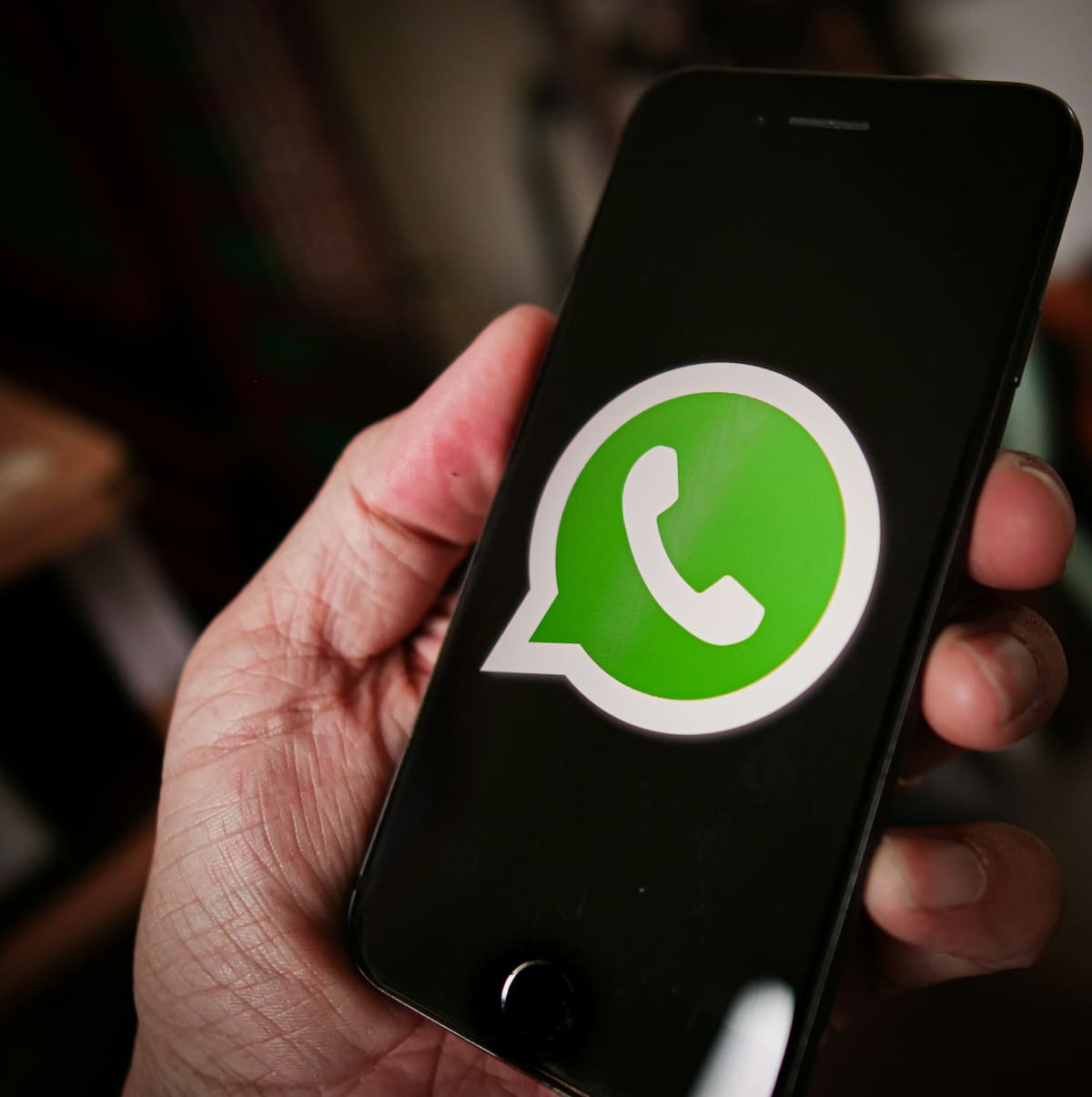 A través de un mensaje de WhatsApp un supuesto familiar avisa que tuvo una urgencia y solicita el envío de dinero. | Foto: Unsplash