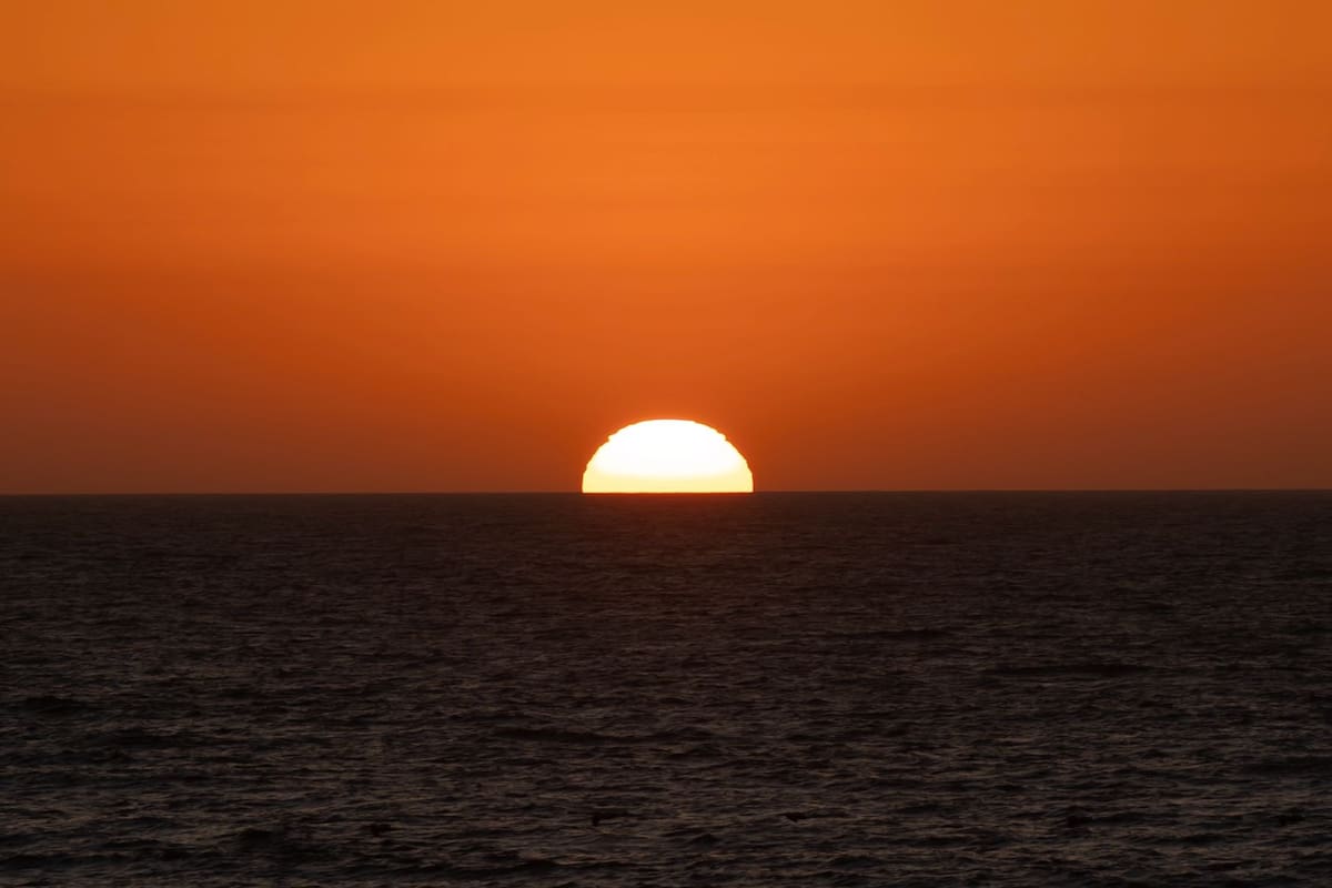 El atardecer de este miércoles regaló una postal de tonos dorados y anaranjados en Playas de Tijuana, donde el sol descendió lentamente sobre el océano Pacífico mientras comenzaban a encenderse las luces del malecón. Foto: Border Zoom