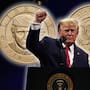 Todo lo que se sabe sobre la nueva moneda de 1 dólar de Donald Trump y a polémica con las leyes de Estados Unidos que prohíben usar el rostro de personas vivas en el dinero