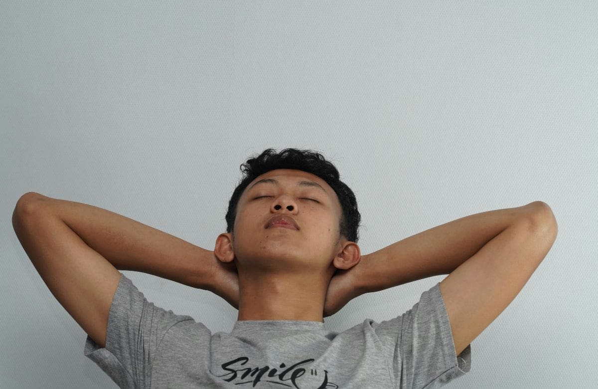 Sentir ansiedad al despertar podría estar relacionado con estrés y falta de sueño regular, advierten expertos, quienes recomiendan ajustar la rutina nocturna y buscar ayuda profesional si afecta la vida diaria | Foto: Especial (canva)