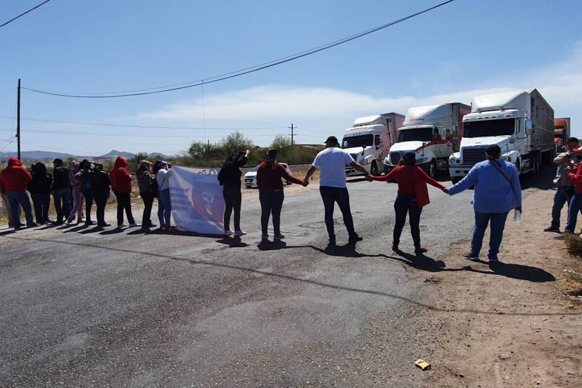 Bloquean maestros interinos la entrada Sur de Navojoa