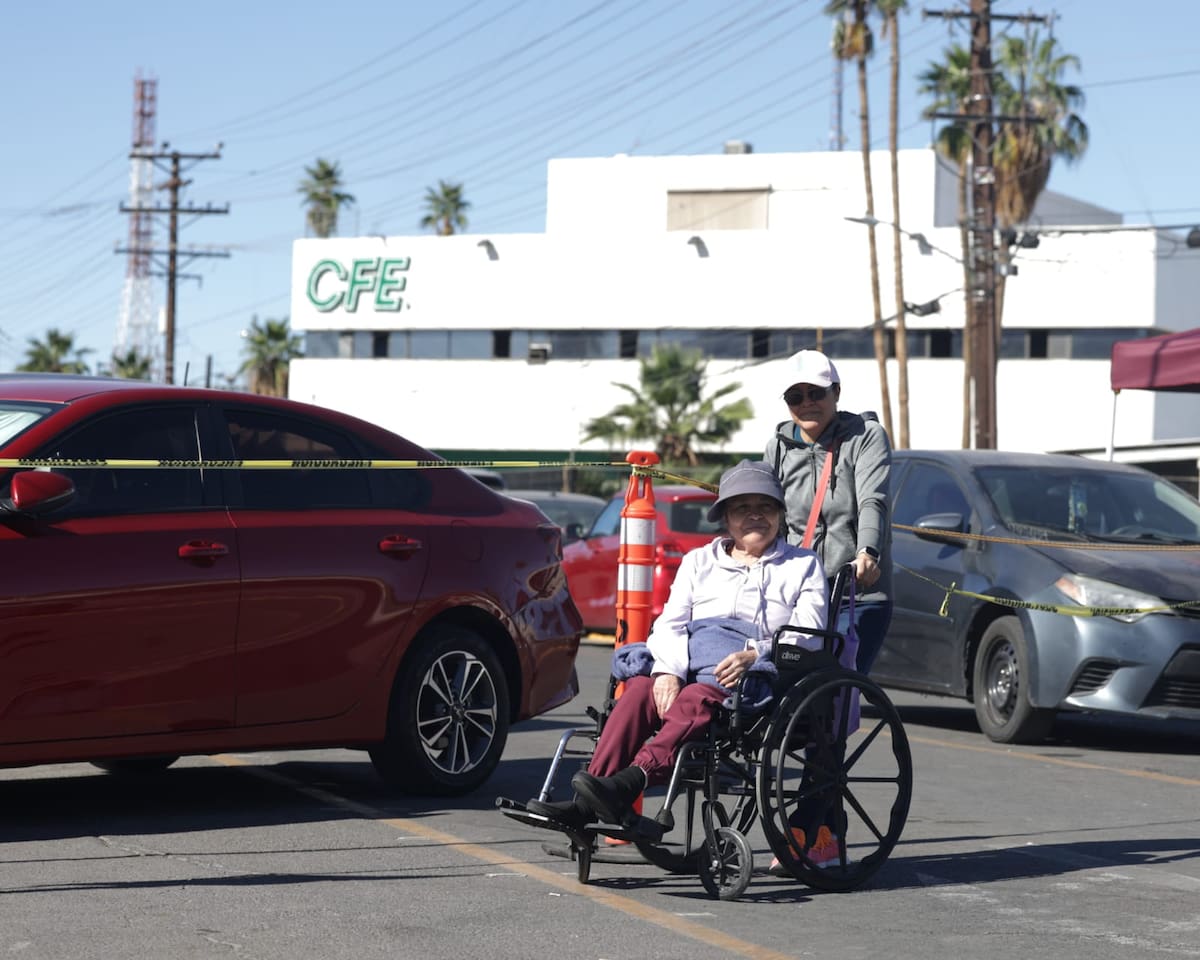 Derechohabientes manifiestan su conformidad por no permitir la cercanía de pacientes vulnerables, teniéndose que estacionar en otros puntos alejados de la zona. Foto: Javier Gallegos