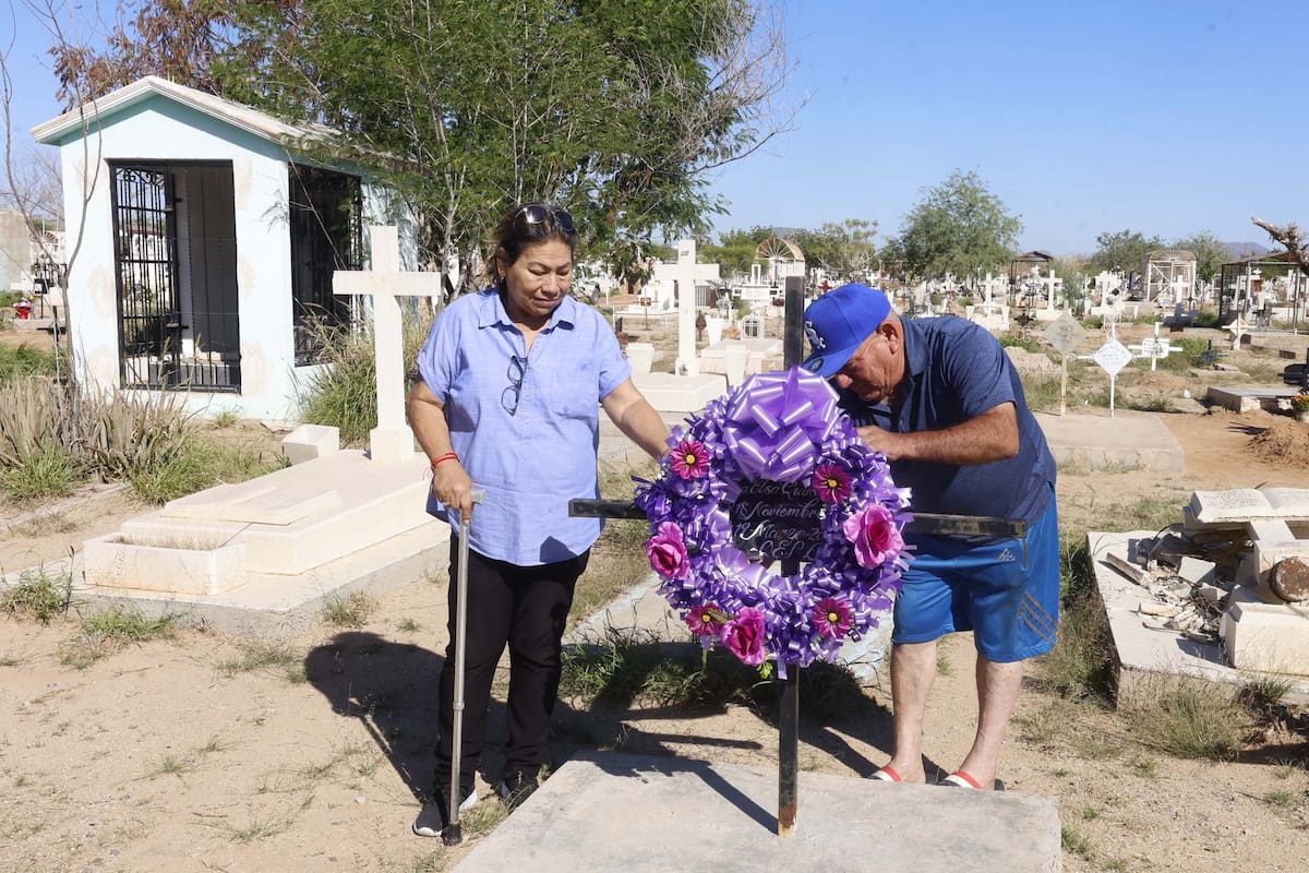 Una historia de respeto y amor: Visita cada año la tumba de su primera esposa acompañado de su actual pareja