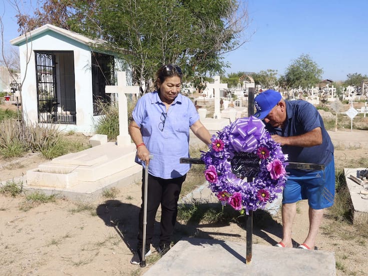 Una historia de respeto y amor: Visita cada año la tumba de su primera esposa acompañado de su actual pareja