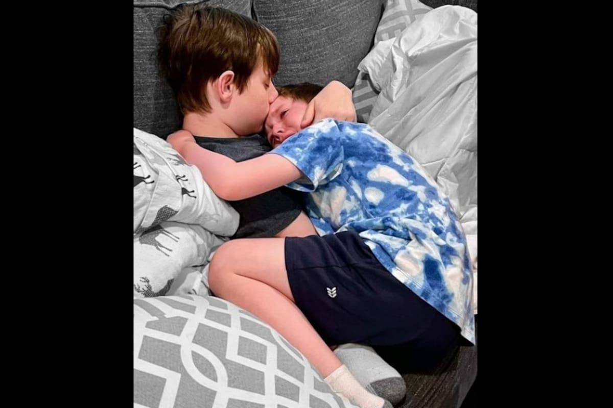 Joven con cáncer consuela a su hermanito al darle la noticia de que le regresó la enfermedad