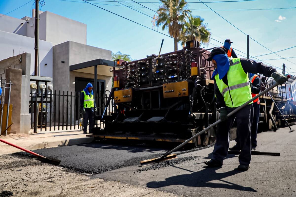 En la colonia Alamitos los trabajos que se están realizando son: Bacheo, reciclado de carpeta de concreto asfáltico, renivelaciones de pozos de visita, cajas de válvulas y coladeras pluviales, además de la colocación de señalamientos viales definitivos.