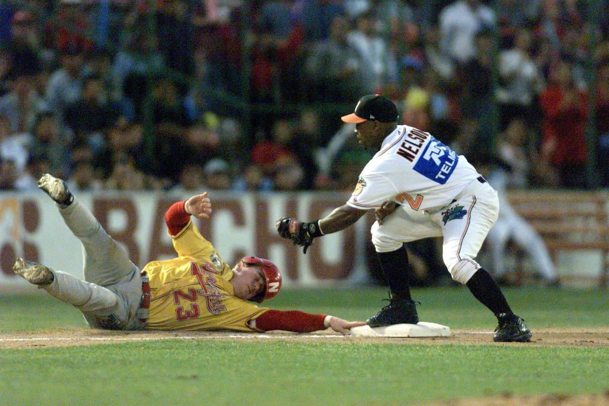 Morgan Burkhart llega a salvo a tercera base y evita el out ante el antesalista de Naranjeros de Hermosillo, Bryant Nelson, durante la Final 1999-2000 de la Liga Mexicana del Pacífico en el Estadio Héctor Espino.(Foto: Archivo GH)