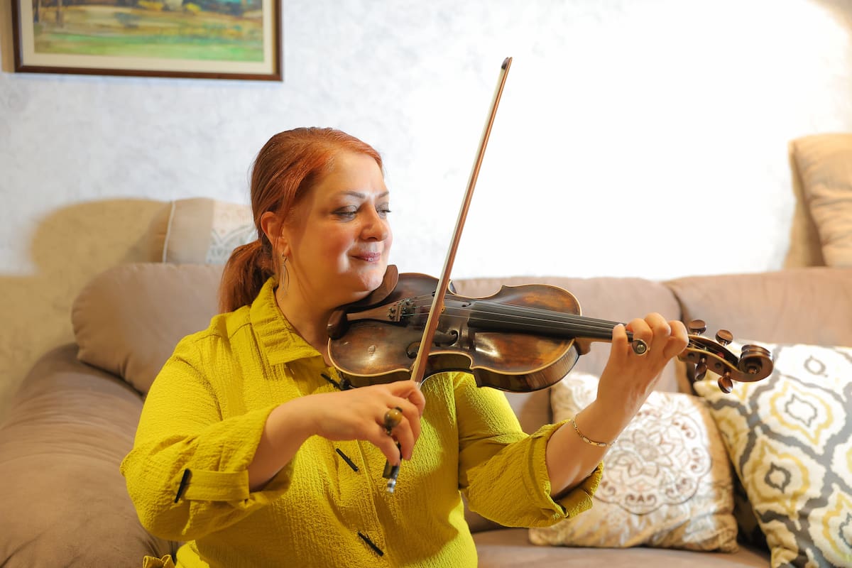 Kristine Hovsepyan posa con su violin de más de 30 años.