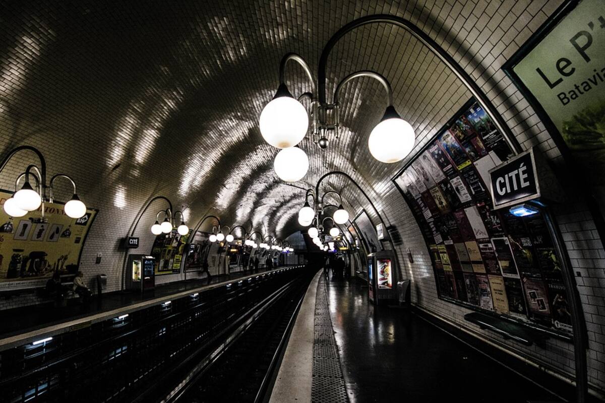 Mujer graba a hombre tocándose en Metro francés