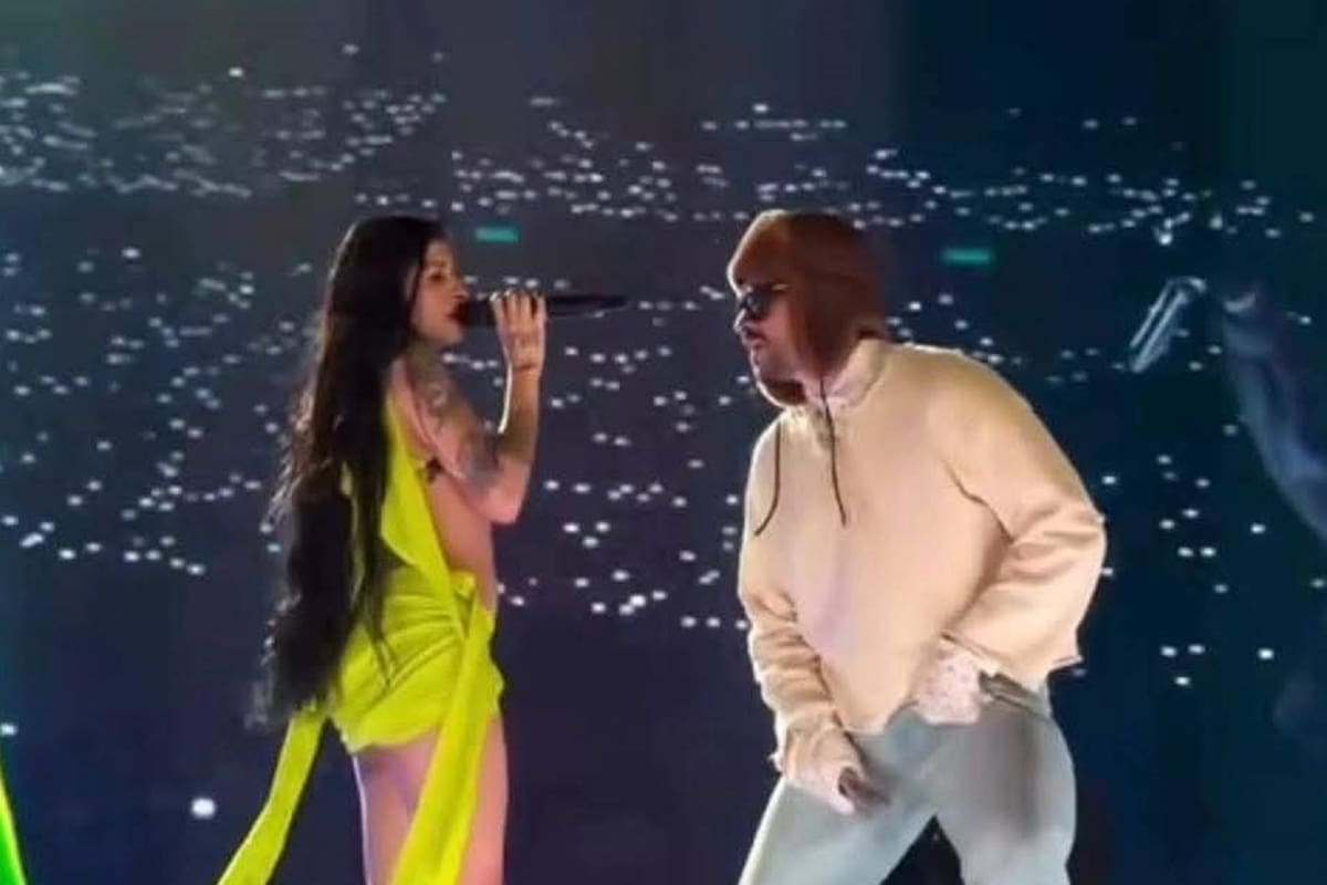 Cazzu canta “Con otra” en show de Bad Bunny
