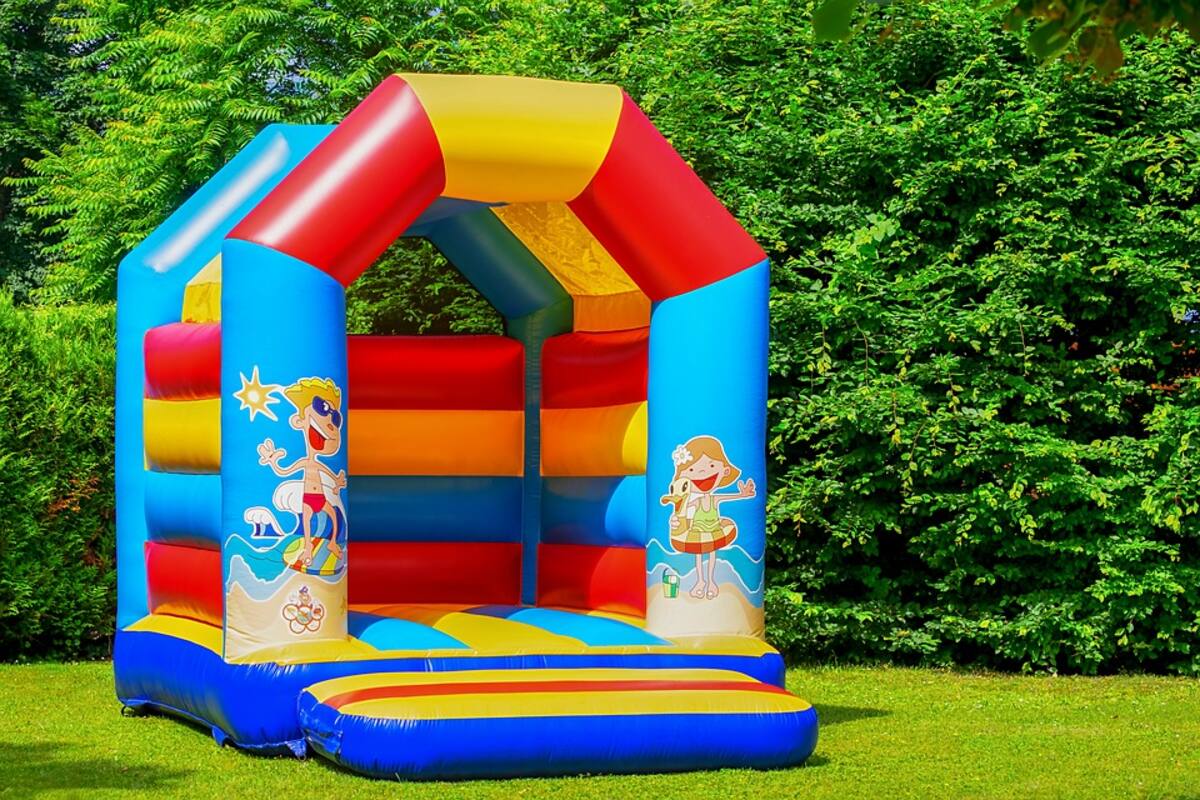 VIDEO: Niña resulta herida luego de que inflable fue levantado por el viento