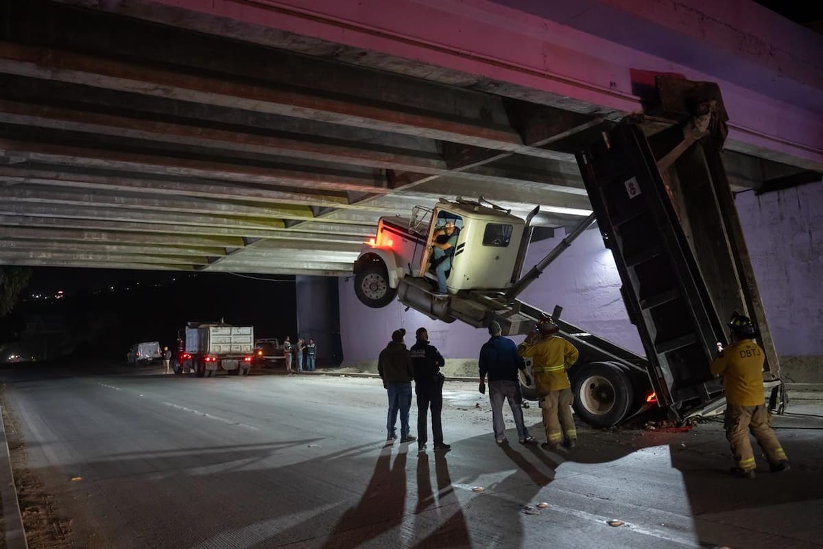 Camión queda atrapado bajo puente hacia Playas de Tijuana por falla mecánica