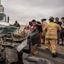 Rescatan a dos mujeres atrapadas tras choque con camión en la Vía Rápida Oriente
