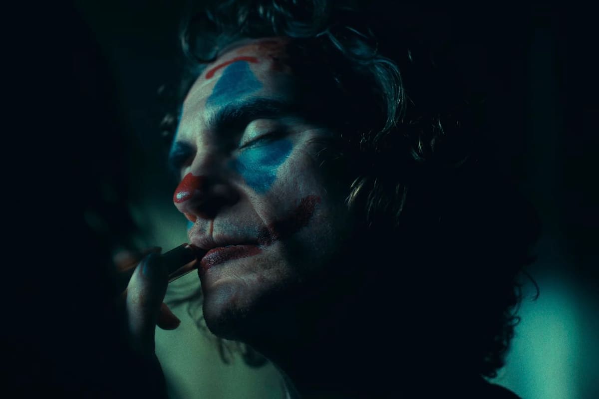 El Joker ha regresado, y viene acompañado de su “Harley Quinn” en un tráiler surreal de Warner Bros