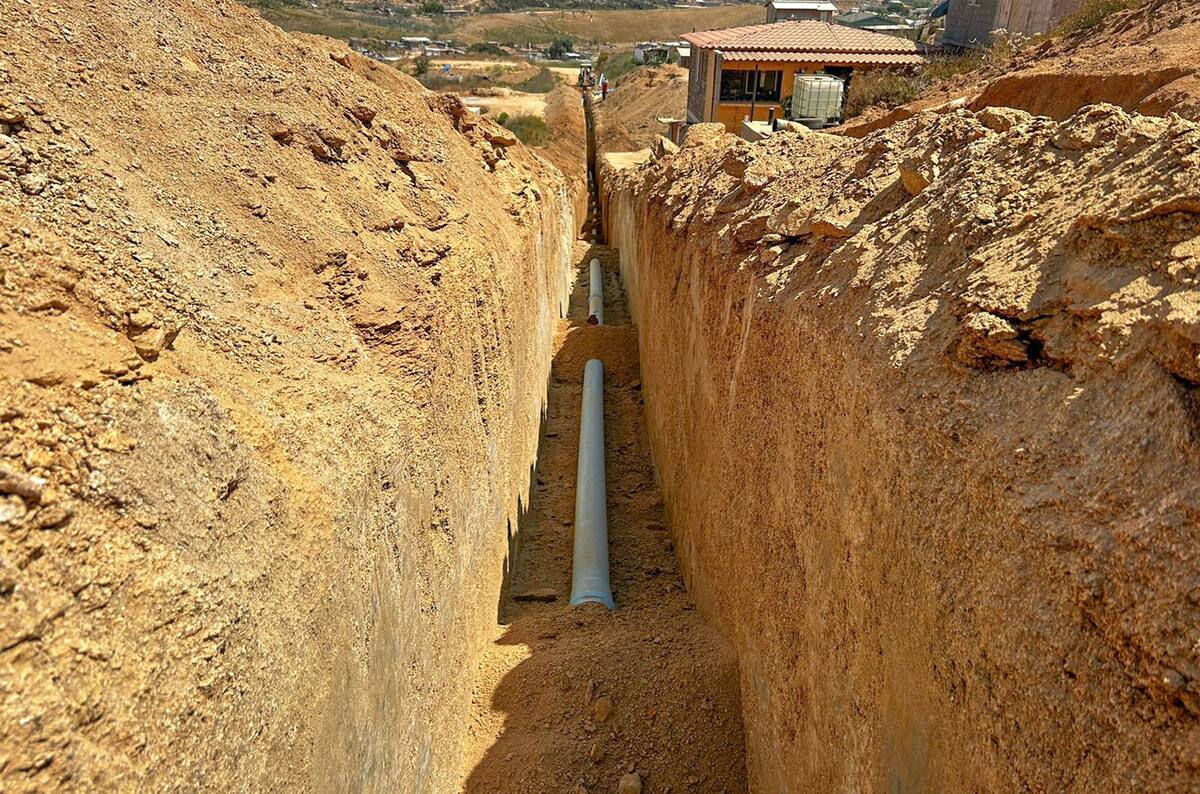 La obra consiste en la instalación de más de mil 200 metros lineales de tubería de 4 y 6 pulgadas de diámetro.