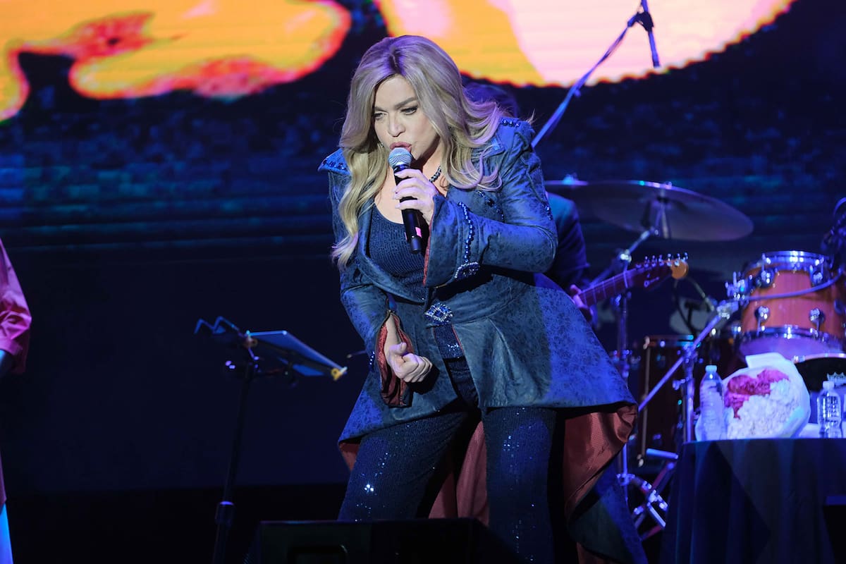 La pasión y sensualidad estuvo a cargo de Ednita Nazario, la voz de la puertorriqueña resaltó gracias a las letras de éxitos como “Para el peor amante”, “La prohibida”, y “Lo que son las cosas”.