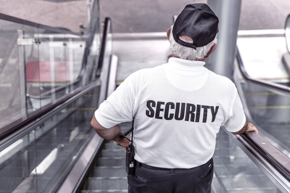 Asaltan a guardia de seguridad en empresa de Hermosillo; le roban su automóvil