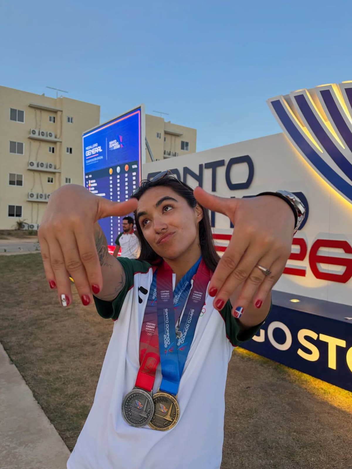 Ana Paula Vázquez muestra sus uñas decoradas con temática de los Juegos Centroamericanos Santo Domingo 2026, donde ganó medalla de oro y de plata. (Foto: @anapau_vazquezfl)