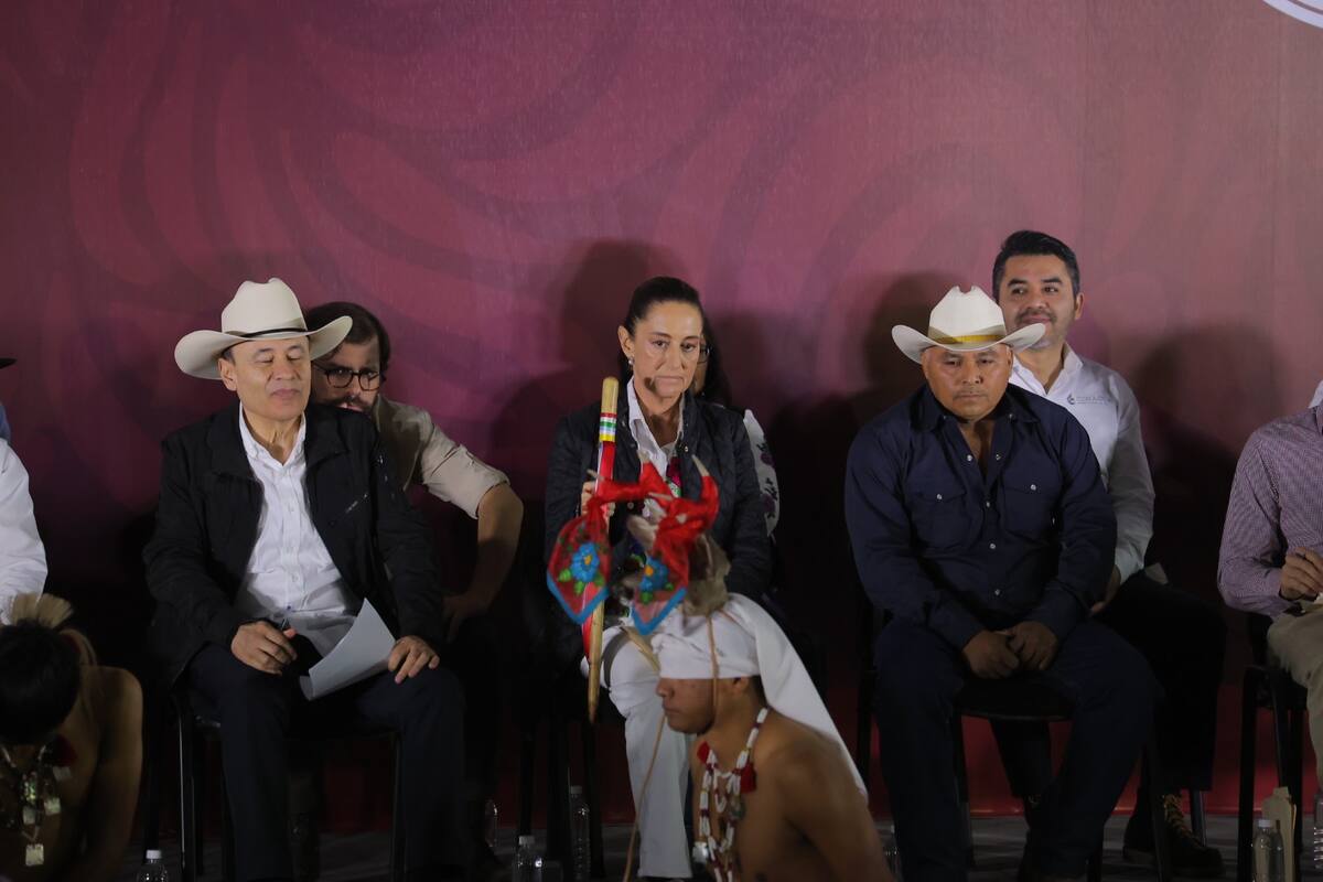 Claudia Sheinbaum con el gobernador Alfonso Durazo a la izquierda y a la derecha un representante de la etnia Yaqui.