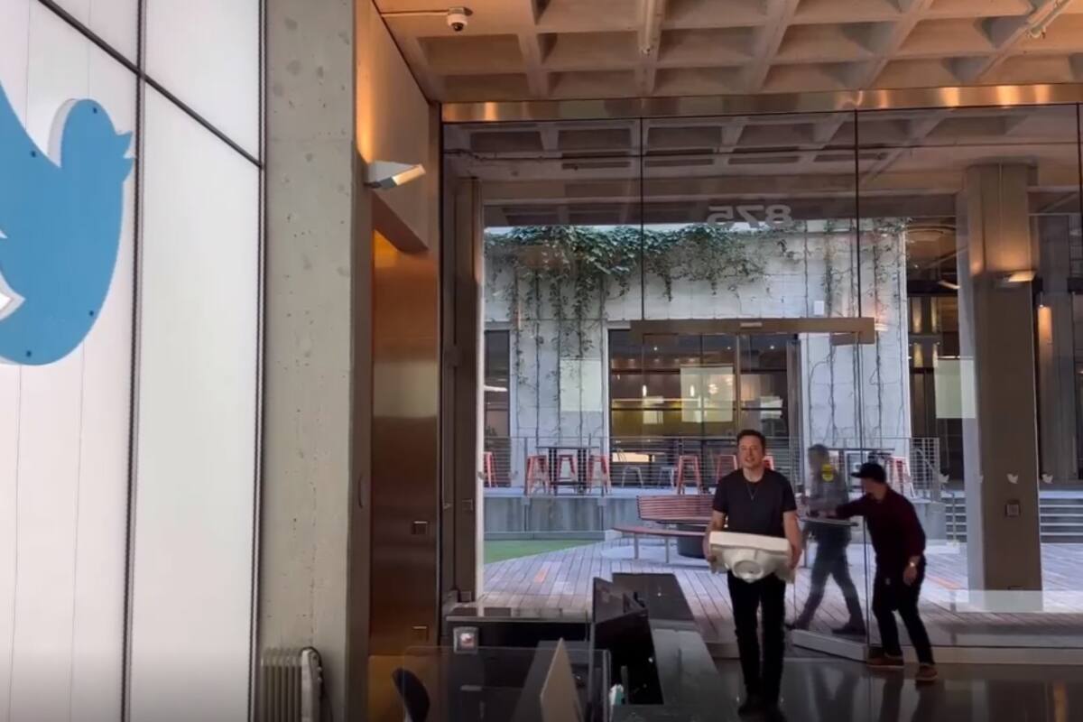 Elon Musk llega con un lavamanos a las oficinas de Twitter