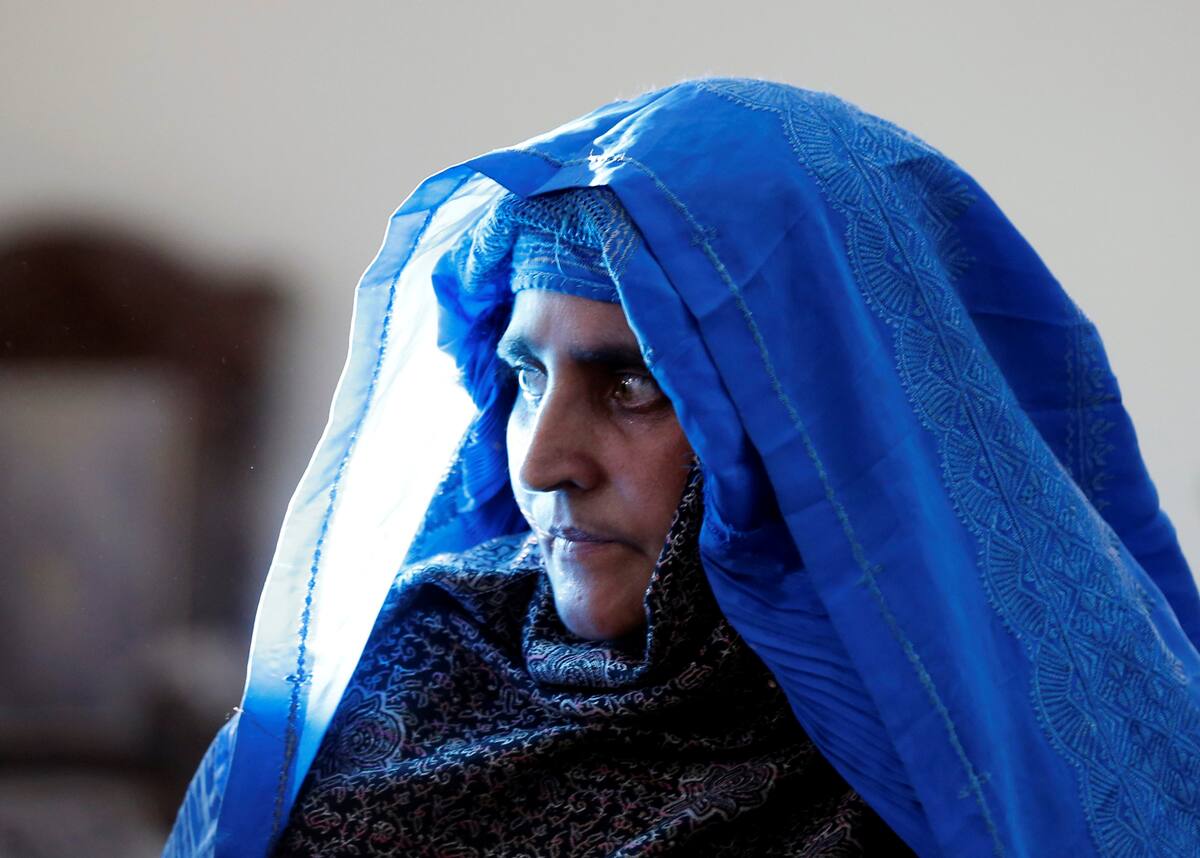 Sharbat Gula en reunión con el presidente de Afganistán, Ashraf Ghani, Kabul, Afganistán, 9 noviembre 2016.
REUTERS/Mohammad Ismail
