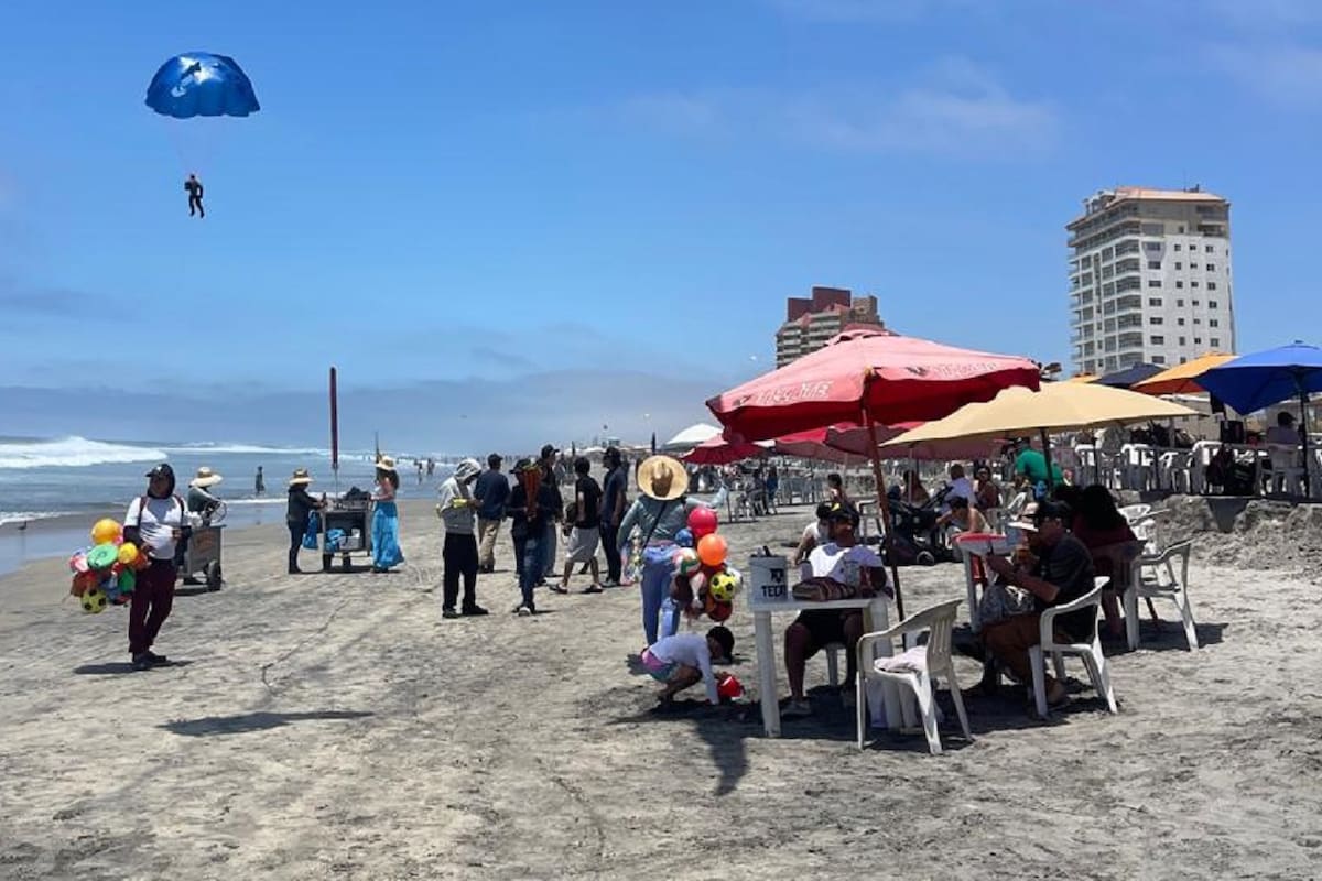 Más de 5 mil personas abarrotan las playas de Rosarito para escapar del calor este fin de semana