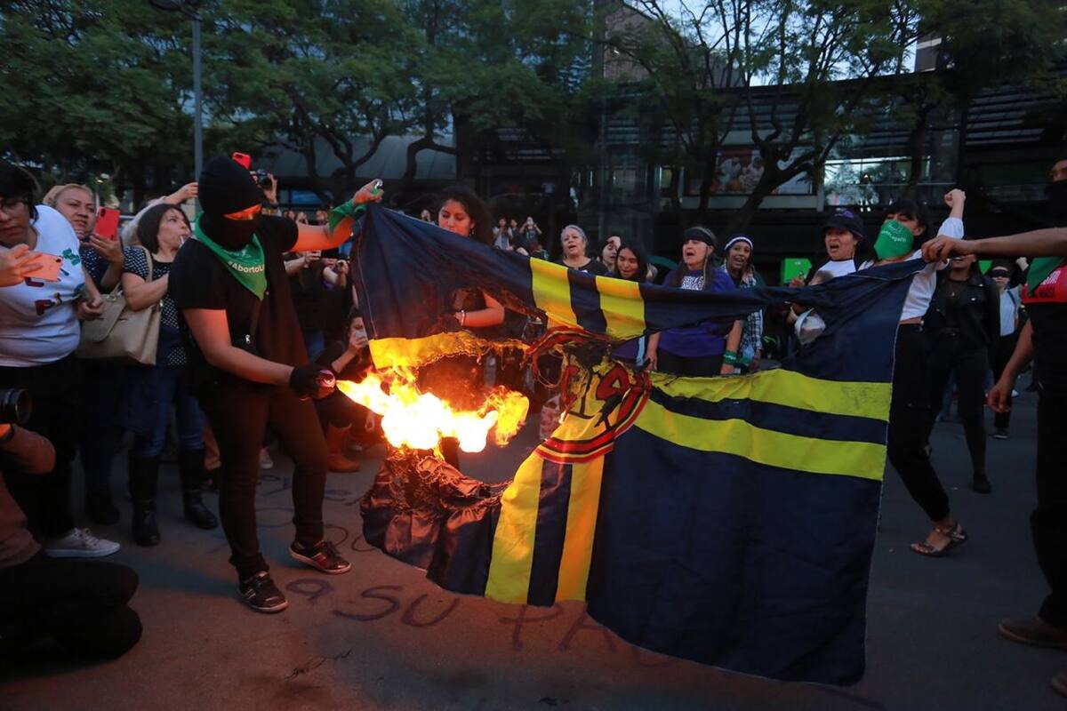 Protestan contra jugadores del América; queman la bandera del club