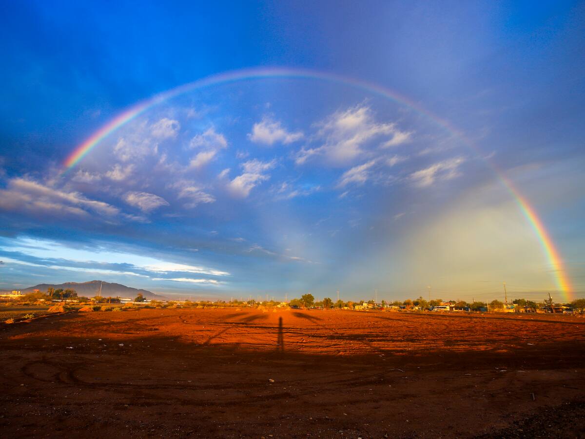 Así recibió la zona poniente de Mexicali el primer amanecer del 2026: con una postal inolvidable. Las ligeras lluvias de la madrugada nos regalaron un arcoíris para iluminar el comienzo de un nuevo año. (Foto: Juan J. Morales)