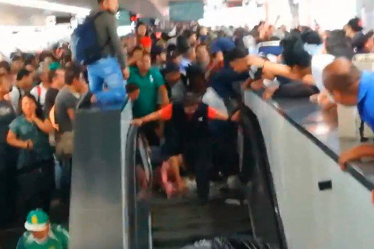 Caen varios usuarios del Metro por la escalera