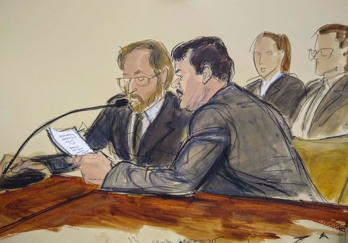 En este dibujo hecho en una sala de la corte federal de Brooklyn, en Nueva York, el miércoles 17 de julio del 2019, Joaquín "El Chapo" Guzmán, a la derecha, lee un documento, junto a un intérprete, minutos antes de ser sentenciado a cadena perpetua. (Elizabeth Williams via AP)