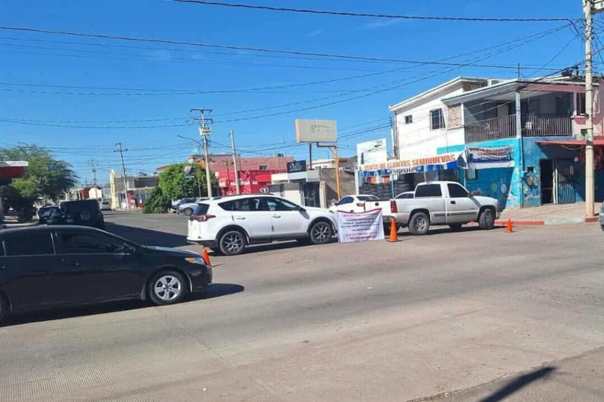 Vecinos bloquean calles en el Centro de Cajeme por colapso de drenaje