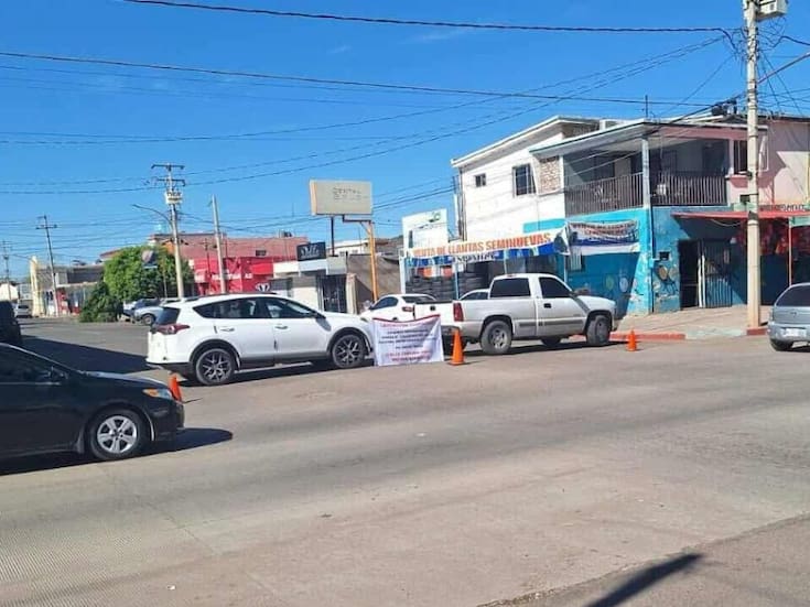 Vecinos bloquean calles en el Centro de Cajeme por colapso de drenaje