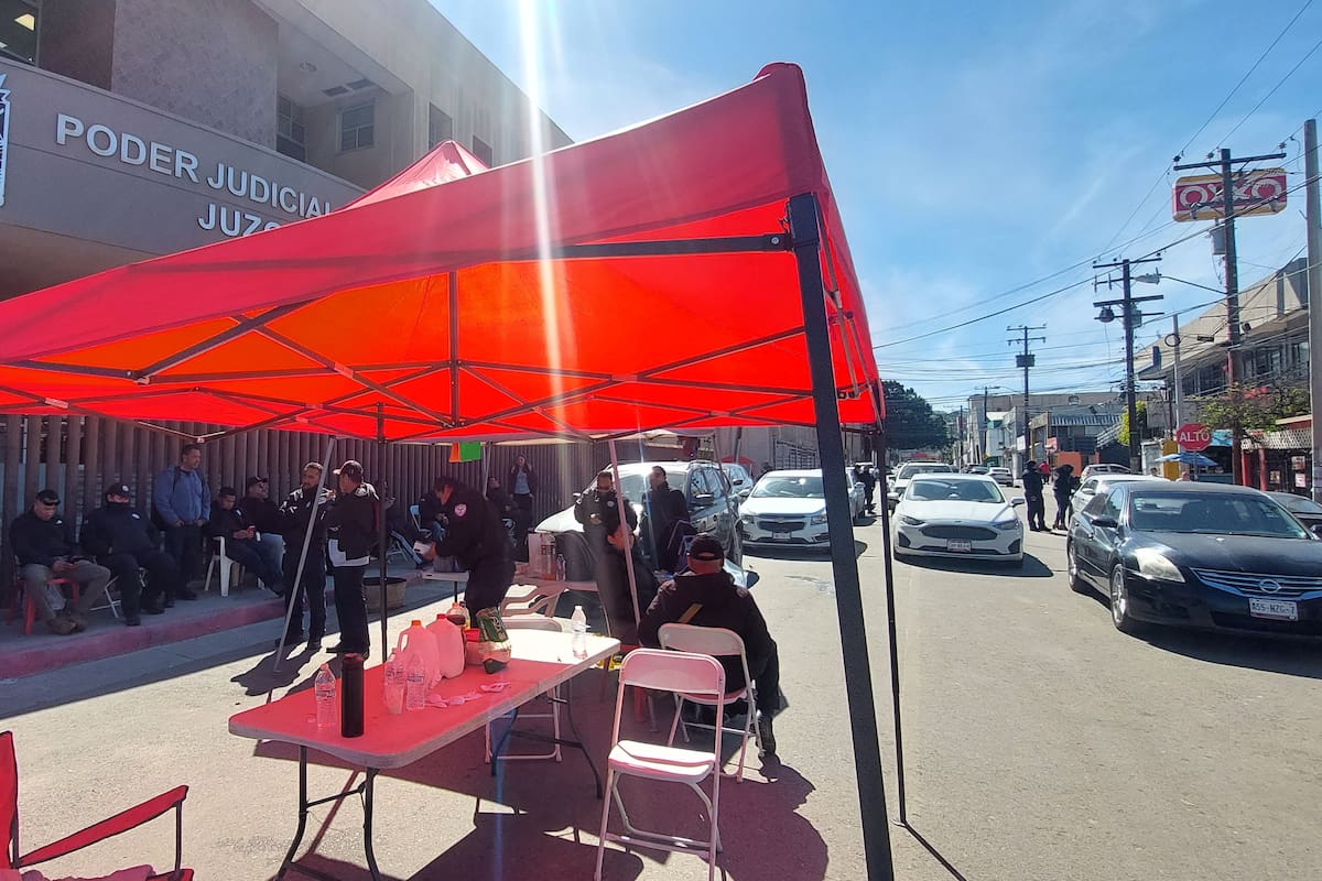 Continúan custodios de “La Peni” manifestación por “irregularidades” en sueldo