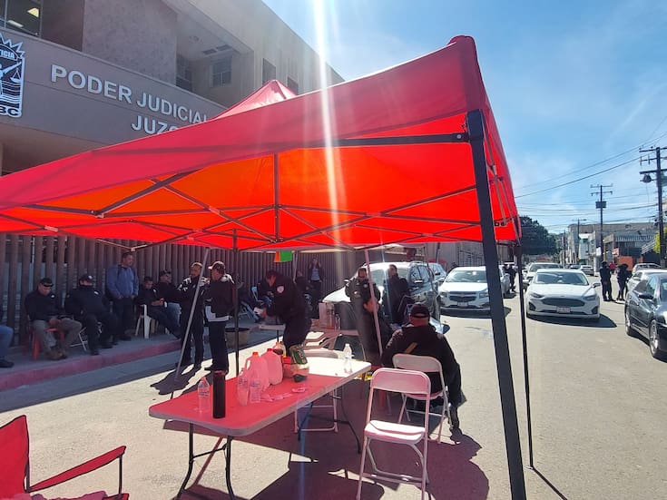 Continúan custodios de “La Peni” manifestación por “irregularidades” en sueldo