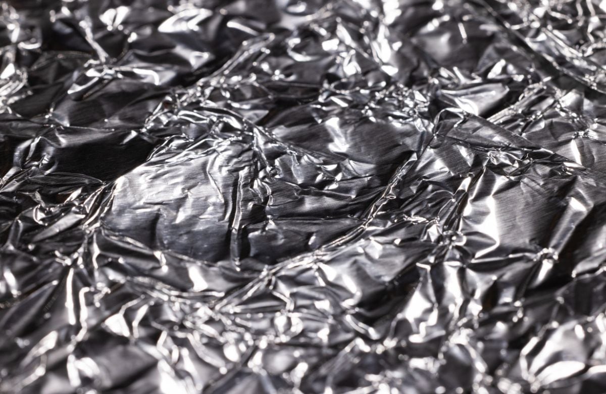 Poner papel de aluminio en los cajones de la cocina ayuda a evitar humedad, grasa e insectos | Foto: Especial (canva)