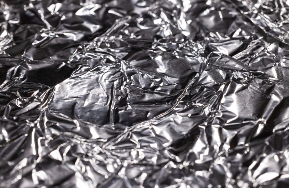 Poner papel de aluminio en los cajones de la cocina ayuda a evitar humedad, grasa e insectos | Foto: Especial (canva)