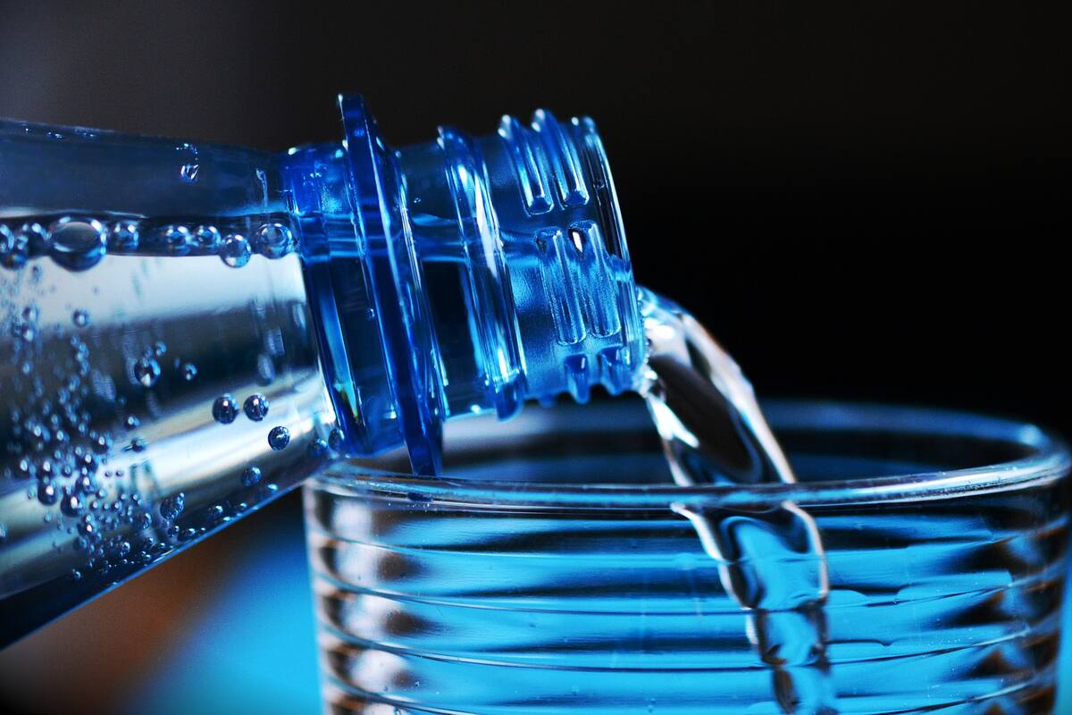 Descubre cuáles síntomas podrías tener si no tomas suficiente agua