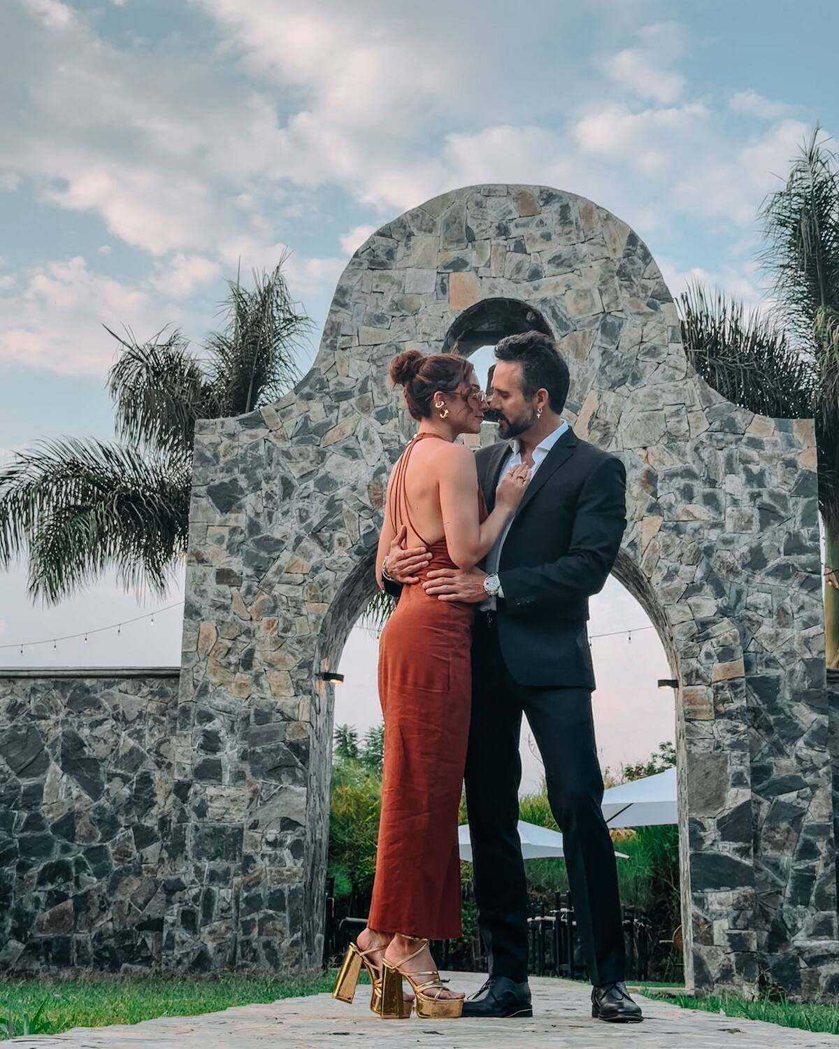 Lizzy Martínez y José Ron publican romántica fotografía / Instagram @joseron3