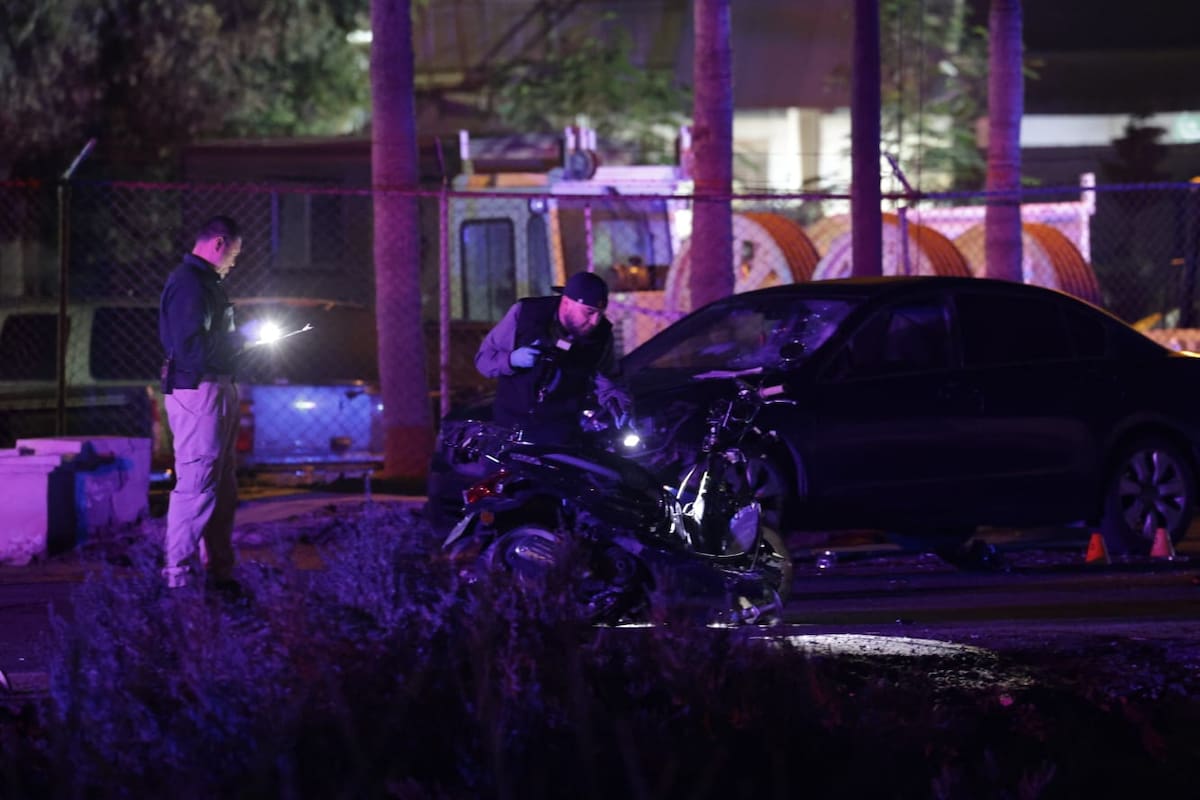 Menor de edad pierde la vida tras chocar en su motocicleta contra un carro