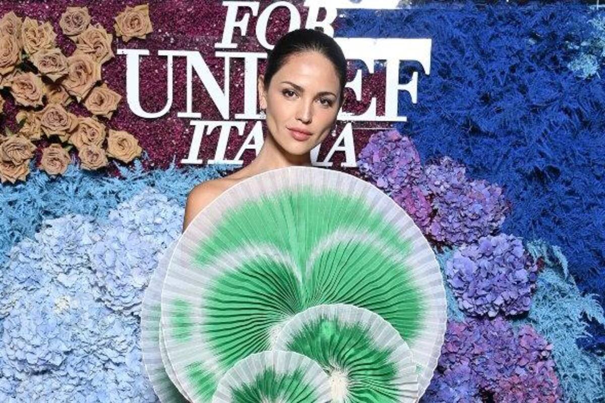 Eiza González reaparece en pasarelas con espectacular vestido