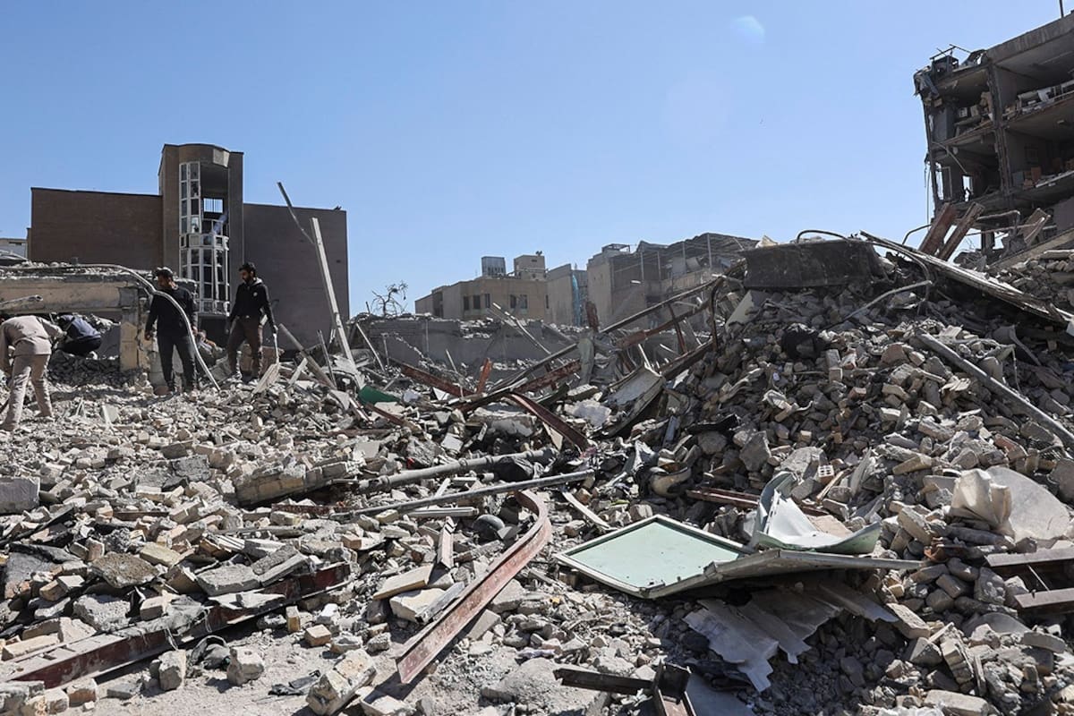 Israel bombardea el complejo del liderazgo iraní en Teherán; Estados Unidos destruye instalaciones del CGRI y afirma haber eliminado su flota en el Golfo de Omán