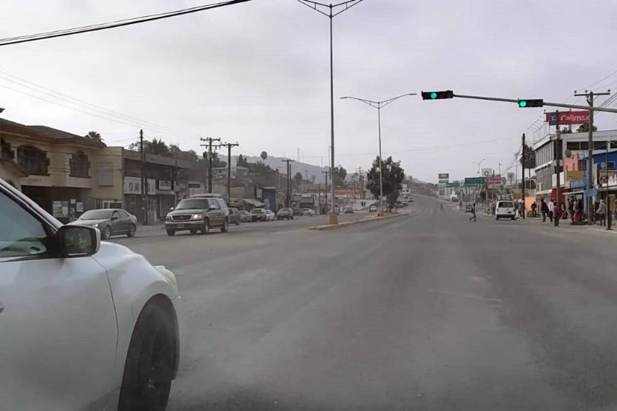 Señalan riesgos ante falta de señalamientos en la carretera de Maneadero