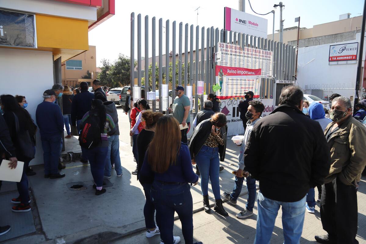 Hasta 10 horas esperan para credencial del INE